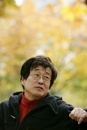 14일 서울 여의도에서 만난 김창완은 지난 1월 막내 김창익의 죽음을 맞고서 산울림의 시대를 정리해야겠다는 생각이 들었다고 했다.  
 김명진 기자 <A href="mailto:littleprince@hani.co.kr">littleprince@hani.co.kr</A>