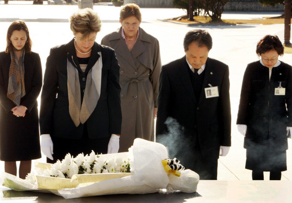 캐슬린 스티븐스 주한 미국 대사가 18일 오전 광주 북구 운정동 국립5·18민주묘지를 방문해 헌화를 한 뒤 참배하고 있다.광주/연합뉴스