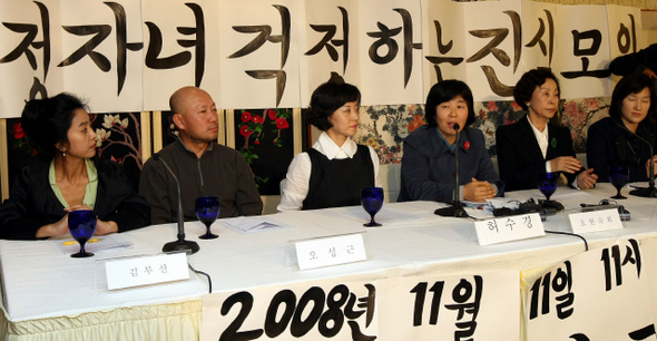 조성민씨와 고 최진실씨 유족간의 친권분쟁이 이어지고 있는 가운데 ‘한부모 자녀를 걱정하는 진실모임(가칭)'의 손숙, 오한숙희, 허수경, 오성근, 김부선씨(오른쪽 두번째부터) 등이 11일 서울 중구 프레스센터에서 조씨의 친권 회복을 반대하고 현행 친권제도의 문제점을 지적하는 기자회견을 열고 있다. 이정아 기자 leej@hani.co.kr