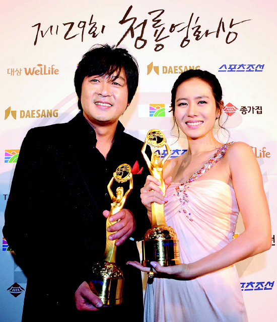 임순례 감독의 <우리 생애 최고의 순간>이 20일 밤 서울 한국방송홀에서 열린 제29회 청룡영화상 시상식에서 최우수 작품상을 받았다. 남우주연상은 <추격자>의 김윤석(왼쪽), 여우주연상은 <아내가 결혼했다>의 손예진(오른쪽), 신인남우상은 <영화는 영화다>의 소지섭과 강지환, 신인여우상은 <용의주도 미스신>의 한예슬씨가 차지했다. 지난 10월 세상을 떠난 최진실씨에게 ‘명예 인기스타상’이 주어졌다.  연합뉴스