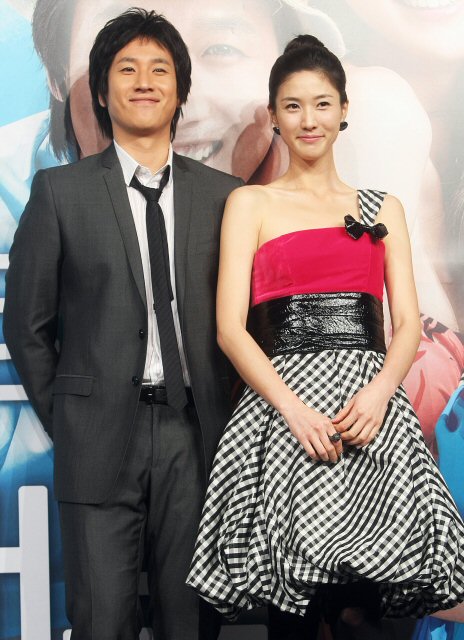 24일 오전 아트선재센터에서 진행된 영화 ‘로맨틱 아일랜드’(감독 강철우)의 제작보고회에서 배우 이선균과 이수경이 포즈를 취하고 있다. (연합뉴스) 24일 오전 아트선재센터에서 진행된 영화 ‘로맨틱 아일랜드’(감독 강철우)의 제작보고회에서 배우 이선균과 이수경이 포즈를 취하고 있다. (연합뉴스)