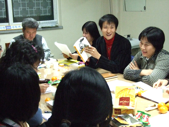 교사들이 받는 수업, 즉 ‘연수’의 모습도 주입식에서 참여형으로 바뀌고 있다. 사진은 독서토론 직무연수중인 구리지역 교사들.
