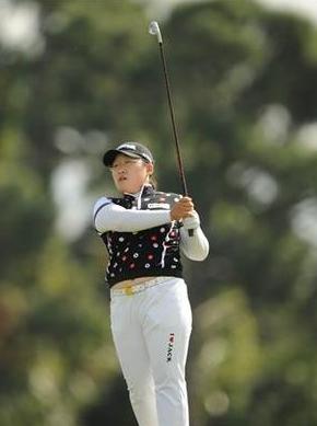 신지애가 24일 열린 미국여자프로골프(LPGA) 투어 ADT챔피언십 4라운드 16번홀 그린에서 어프로치샷을 하고 있다.   
 웨스트팜비치/AFP 연합