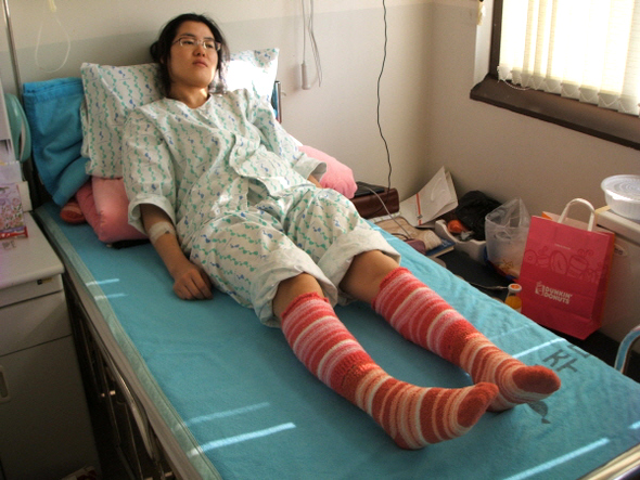  2월 교통사고 뒤 복합부위통증증후군(CRPS) 진단을 받고 아주대병원에 입원 중인 윤미옥씨.  