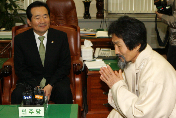 정세균 민주당 대표가 25일 오전 국회 대표실에서 방북 결과를 설명하려고 찾아온 강기갑 민주노동당 대표와 인사하고 있다. 강재훈 선임기자 <A href="mailto:khan@hani.co.kr">khan@hani.co.kr</A>