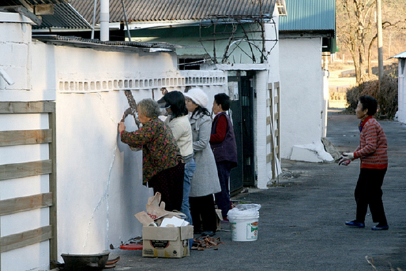 제1회 정뱅이마을예술제를 앞두고 지난 25일 주민과 작가들이 마을 담장을 함께 만들고 있다. 정뱅이마을공공미술프로젝트 제공 제1회 정뱅이마을예술제를 앞두고 지난 25일 주민과 작가들이 마을 담장을 함께 만들고 있다. 정뱅이마을공공미술프로젝트 제공