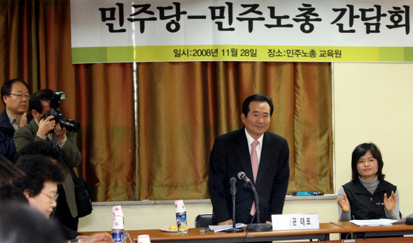 정세균 민주당 대표(오른쪽 두번째)가 28일 오전 서울 영등포구 민주노총 회의실에서 열린 민주노총 지도부와의 간담회에서 참석자들에게 인사하고 있다. 오른쪽은 진성옥 민주노총 수석부위원장. 강창광 기자 <A href="mailto:chang@hani.co.kr">chang@hani.co.kr</A>