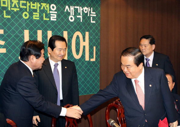 박상천 민주당 의원(왼쪽)과 문희상 의원이 1일 서울 여의도 한 음식점에서 열린 ‘민주 시니어’ 오찬 모임에서 정세균 대표가 보는 가운데 악수하고 있다. 민주 시니어는 60살 이상 민주당 의원 15명의 모임이다.  강창광 기자 chang@hani.co.kr