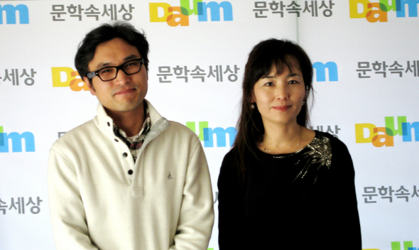 소설가 공지영(45·오른쪽)씨와 이기호(36·왼쪽)씨