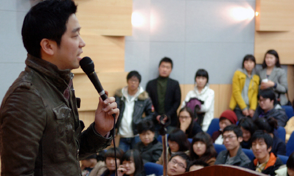 2008년 가을학기 인문학포럼 마지막 강사인 가수 이적씨가 2일 충남대 문원강당에서 대중음악을 주제로 강연하고 있다. 충남대 제공