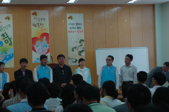 전국 곳곳의 자치단체에서 모인 공무원 공부벌레들이 향부숙에서 발표를 하고 있다.