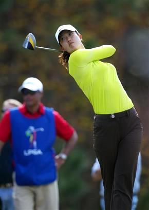 미셸 위(19)가 5일(한국시각) 열린 미국여자프로골프(LPGA) 퀄리파잉(Q)스쿨 2라운드 5번홀에서 티샷을 날리고 있다.   데이토나비치/AP 연합