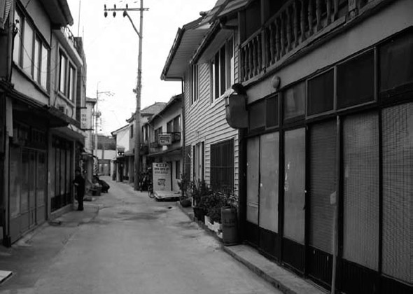 구룡포 옛 ‘종로거리’에 남아 있는 일본식 가옥들.  포항시 제공