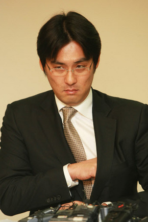 지난 10월 스스로 목숨을 끊은 탤런트 최진실의 전 남편인 조성민이 8일 오후 반포동 서초아트홀에서 양육과 재산권에 관련된 기자회견을 열고 있다. 조씨는 양육권과 재산권 등 두 아이에 대한 모든 권리를 외할머니 정옥숙씨에게 넘겼으며, 향후 아버지로서의 의무만을 다 하겠다고 밝혔다. 연합뉴스 지난 10월 스스로 목숨을 끊은 탤런트 최진실의 전 남편인 조성민이 8일 오후 반포동 서초아트홀에서 양육과 재산권에 관련된 기자회견을 열고 있다. 조씨는 양육권과 재산권 등 두 아이에 대한 모든 권리를 외할머니 정옥숙씨에게 넘겼으며, 향후 아버지로서의 의무만을 다 하겠다고 밝혔다. 연합뉴스