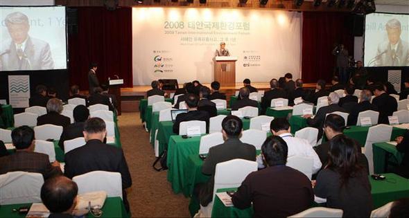 충남 태안 앞바다 기름유출 사고 발생 1주년을 맞아 8일 태안군 안면읍 오션캐슬 리조트에서 개막된 ‘2008 태안 국제환경포럼’에서 채 훈 충남도 정무부지사가 축사를 하고 있다. 태안/연합뉴스 충남 태안 앞바다 기름유출 사고 발생 1주년을 맞아 8일 태안군 안면읍 오션캐슬 리조트에서 개막된 ‘2008 태안 국제환경포럼’에서 채 훈 충남도 정무부지사가 축사를 하고 있다. 태안/연합뉴스
