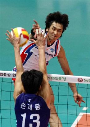 대한항공 김학민이 3일 삼성화재전에서 호쾌한 스파이크를 하고 있다. 김학민은 1라운드 남자부 최우수선수에 선정됐다.   SS미디어 제공