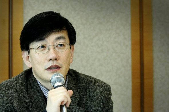(서울=연합뉴스) 손석희 성신여대 교수가 10일 오전 서울 여의도 MBC방송센터에서 브론즈마우스상을 수상했다. 브론즈마우스상은 MBC가 10년 동안 MBC 라디오를 진행한 진행자에게 주는 상이다.