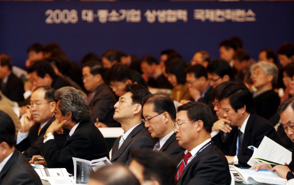10일 오전 서울 JW메리어트호텔 그랜드볼룸에서 열린 ‘2008 대·중소기업 상생협력 국제컨퍼런스’에서 참석자들이 이기태 삼성전자 부회장의 ‘글로벌 경쟁환경 변화와 상생협력’을 주제로 한 기조연설을 듣고 있다. 지식경제부와 전경련이 주최한 이 행사에서는 ‘기업생태계 경쟁력과 상생협력’을 주제로 국내외 정·재계 인사 및 석학들의 기조발표와 토론이 벌어졌으며 경제계, 학계, 연구소, 정부 및 관련기관 등에서 약 500여 명이 참석했다.    김경호 기자 jijae@hani.co.kr
