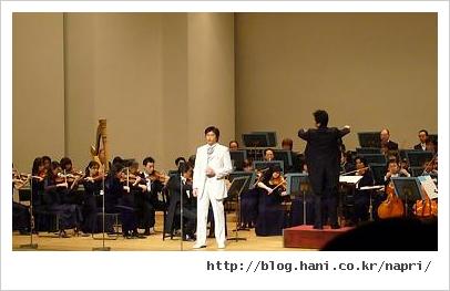 리강수씨는 극단 제일의 젊은 테너라고 합니다.