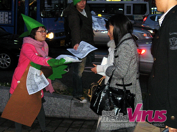 네트워크 활동가들은 ‘2008청소년인권선언문’을 알리기 위해 거리 홍보전을 진행했다.  ⓒ 인터넷뉴스 바이러스