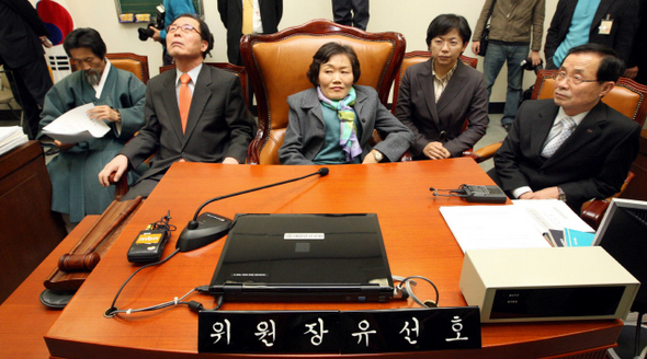 민주노동당 강기갑 대표(왼쪽부터)와 권영길·곽정숙·이정희·홍의덕 의원 등 소속 의원들이 11일 오후 국회 법제사법위 위원장석을 점거해 회의가 열리지 못하고 있다. 이들은 유선호 위원장이 감세법안 처리 유보를 약속해 농성을 풀었다. 강창광 기자 <A href="mailto:chang@hani.co.kr">chang@hani.co.kr</A>