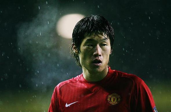 박지성이 14일(한국시각) 영국 런던 화이트하트레인에서 열린 2008∼2009 프리미어리그 토트넘 홋스퍼전에 출전하며 맨유 경기 출전 100번째를 기록하고 있다. 런던/AFP 연합 박지성이 14일(한국시각) 영국 런던 화이트하트레인에서 열린 2008∼2009 프리미어리그 토트넘 홋스퍼전에 출전하며 맨유 경기 출전 100번째를 기록하고 있다. 런던/AFP 연합