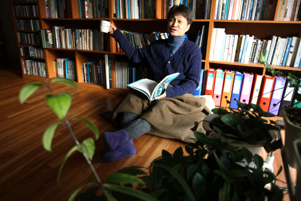 조홍섭 <한겨레> 환경전문기자가 서재로 꾸민 거실에 앉아있다. 그는 집에서 카디건을 걸친 채 수면양말을 실내복 바지 위로 겹쳐 신는다. 체온을 막아주는 무릎담요도 필수품. 곽윤섭 기자