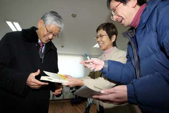 우쓰미 아이코 게이센여학원대학 명예교수(가운데)가 지난 6일 오전 서울 마포의 한 사무실에서 비시급 전범의 유족인 박일준씨(왼쪽)에게 자신의 책 <왜 김은 심판을 받았는가>를 선물하고 있다.  박종식 기자 anaki@hani.co.kr