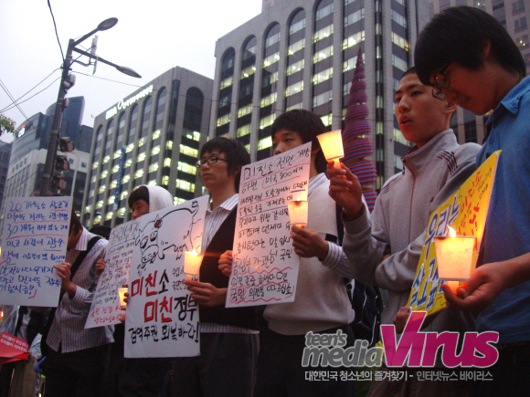 촛불집회가 끝나도 집으로 돌아가지 않고, 광화문 근처에서 자체 캠페인을 진행하던 청소년들  ⓒ 인터넷뉴스 바이러스