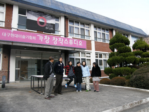 대구 화가들의 창작의 산실로 거듭난 가창 창작스튜디오 앞에 선 입주 작가들.