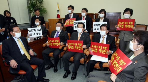 정세균 민주당 대표(앞줄 가운데)를 비롯한 민주당 의원들이 19일 오후 점거농성 중인 국회 행정안전위원회에서 한나라당의 집시법 개정안 상정에 반대하며 침묵시위를 벌이고 있다. 김경호 기자 jijae@hani.co.kr
