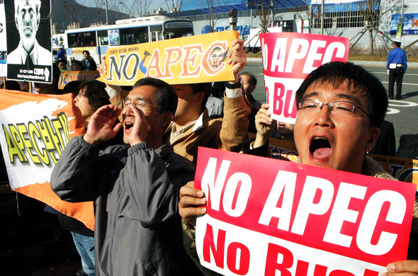 시민단체 회원들이 아시아 태평양경제협력체(APEC) 회의가 열리는 부산 해운대 벡스코 앞에서 투쟁선포 기자회견을 하며 “전쟁과 빈곤의 세계화를 멈춰라”고 외치고 있다. 부산/김종수 기자 <A href="mailto:jongsoo@hani.co.kr">jongsoo@hani.co.kr</A> 시민단체 회원들이 아시아 태평양경제협력체(APEC) 회의가 열리는 부산 해운대 벡스코 앞에서 투쟁선포 기자회견을 하며 “전쟁과 빈곤의 세계화를 멈춰라”고 외치고 있다. 부산/김종수 기자 <A href="mailto:jongsoo@hani.co.kr">jongsoo@hani.co.kr</A>