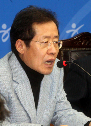 홍준표 한나라당 원내대표가 21일 오후 서울 여의도 당사에서 국회 파행과 관련해 “25일까지는 강행 처리하지 않고 야당과 대화와 협의를 이끌어내 보겠다”고 말하고 있다.  강재훈 선임기자