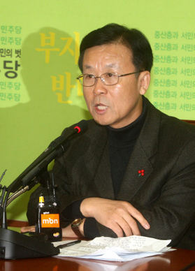 원혜영 민주당 원내대표가 21일 오전 국회에서 연 기자간담회에서 ‘MB 악법 저지 투쟁’에 대한 의지를 밝히고 있다.  
 강재훈 선임기자 khan@hani.co.kr