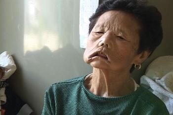 혹시 이 글을 보고 있는 당신의 마음에 그녀의 일그러진 얼굴이 거북하다면 부디 그것이 우리가 퍽이나 자랑스럽게 외치던 “대~한민국”의 이면에 대한 객쩍음과 부끄러움이길…