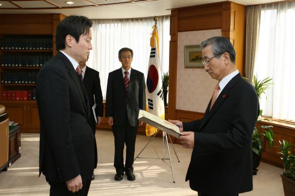 심봉석(36·사시 44회·왼쪽) 이강국 소장(오른쪽)