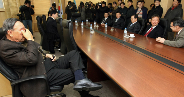 김응룡 삼성 라이온즈 사장(맨 왼쪽)이 23일 서울 도곡동 야구회관 회의실에서 열린 한국야구위원회(KBO) 총재 선출 문제를 논의하는 이사회에서 피곤한 듯 눈을 문지르고 있다.  연합뉴스