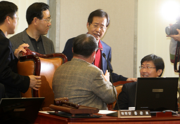 홍준표 원내대표(국회 운영위원장)와 주호영 원내수석부대표 등 한나라당 원내수뇌부가 24일 오후 이날 낮부터 국회 운영위를 점거하고 있는 민주당 의원(등보이는 이는 김우남 민주당 의원)들에게 자신들의 자리를 내놓고 회의를 정상적으로 운영하자고 이야기하고 있다. 강재훈 선임기자 khan@hani.co.kr