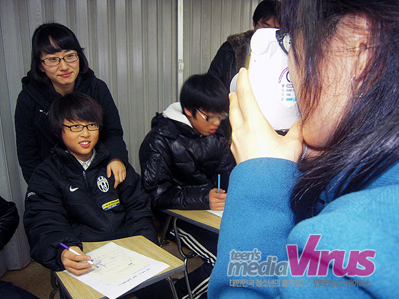 설은주 교사는 학생 한명한명과 일일이 포즈잡고 사진을 선물로 남겼다. 인터넷뉴스 바이러스