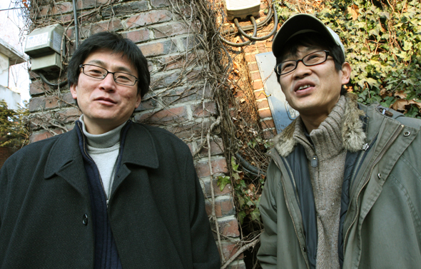 한국 연극계를 대표하는 두 중견 연출가 이성열(왼쪽)씨와 박근형씨가 지난 27일 서울 혜화동의 한 극장 앞에서 내년 초 무대에 올릴 신작에 대해 이야기를 나누고 있다.  김종수 기자 <A href="mailto:jongsoo@hani.co.kr">jongsoo@hani.co.kr</A>
