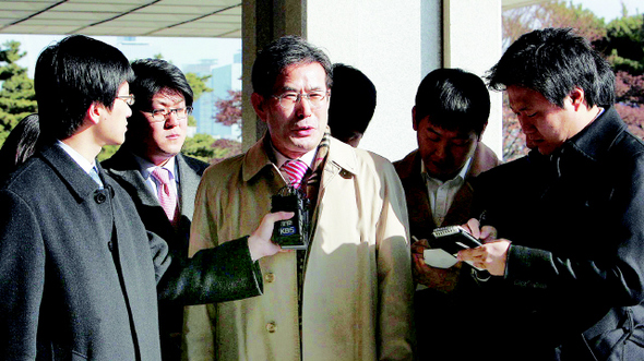 주경복 전 서울시 교육감 후보가 30일 오후 교육감 선거비용 불법 조성 혐의로 서울 서초동 서울중앙지검에 출두해 기자들의 질문에 답하고 있다. 신소영 기자 viator@hani.co.kr