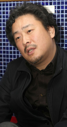 박찬욱 <공동경비구역 JSA>(2000년)의 대성공으로 스타 감독 자리에 올랐다. <올드보이>로 2004년 칸 국제영화제 심사위원 대상을 거머쥐며 세계적 명성을 갖게 됐다. <올드보이>와 함께 ‘복수 3부작’으로 불리는 <복수는 나의 것>(2002), <친절한 금자씨>(2005) 등이 대표작이다.