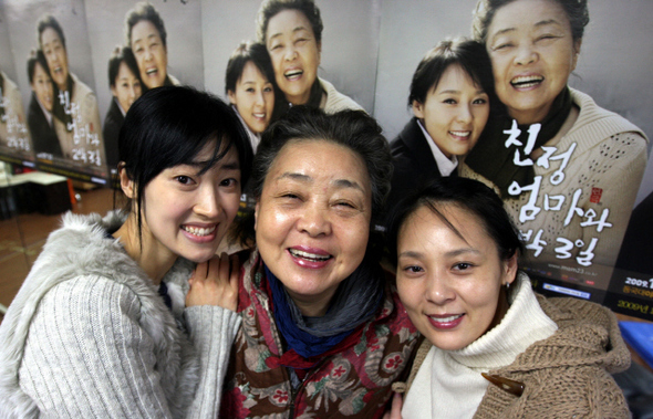 연극 <친정엄마와 2박3일>에서 친정엄마로 나오는 강부자(가운데)씨와 딸 역을 번갈아 맡는 전미선(오른쪽)·이서림씨가 6일 서울 방배동 연습실에서 다정하게 안고 웃고 있다.  김경호 기자 <A href="mailto:jijae@hani.co.kr">jijae@hani.co.kr</A>