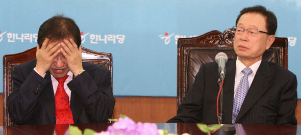 ‘휴전’에서 내전으로 / 홍준표 한나라당 원내대표(왼쪽)가 7일 오전 서울 여의도 당사에서 열린 최고위원회의 도중 피곤한 듯 두 손으로 얼굴을 문지르고 있다. 오른쪽은 박희태 대표.  강창광 기자 chang@hani.co.kr