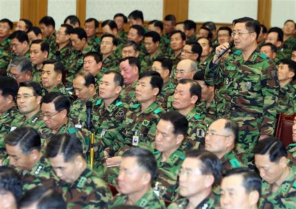 ‘별’들 한자리에 / 국방부와 합참, 육·해·공군, 해병대 장군들이 8일 창군 이래 처음으로 한 자리에 모여 ‘합동업무보고 및 토론회’를 열었다. 권태오 51사단장(오른쪽 선 이)이 이날 충남 계룡대에서 열린 행사에서 이상희 국방장관의 질문에 답변하고 있다. 계룡대/연합뉴스 ‘별’들 한자리에 / 국방부와 합참, 육·해·공군, 해병대 장군들이 8일 창군 이래 처음으로 한 자리에 모여 ‘합동업무보고 및 토론회’를 열었다. 권태오 51사단장(오른쪽 선 이)이 이날 충남 계룡대에서 열린 행사에서 이상희 국방장관의 질문에 답변하고 있다. 계룡대/연합뉴스