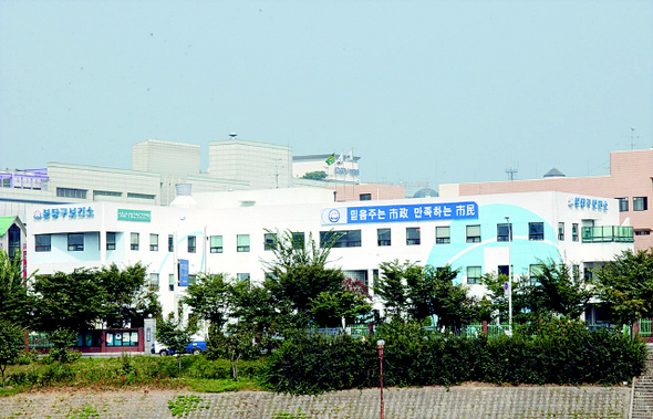  지은 지 10여년 밖에 되지 않았는데도 분당차병원의 시설 확장을 위해 이전이 추진되고 있는 경기 성남시 분당구보건소 전경. 성남시는 옛 분당경찰서 터 용도경에 이어 분당구보건소까지 팔아 넘길 것을 요구하는 차병원 운영재단인 성광의료재단의 제안을 긍정적으로 검토 중이서 특혜 논란이 확산될 조짐이다.사진/성남시
  