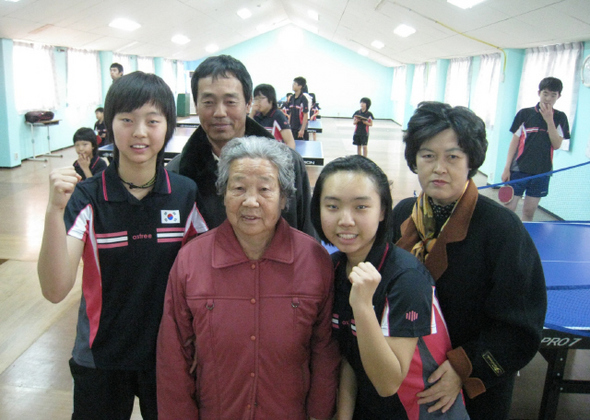 모윤솔(21)·윤자(18·맨 왼쪽) 자매가 7일 낮 경기 평택시 진위면 에바다학교 탁구 연습장을 찾은 할머니와 아버지 어머니에게 “오는 9월 세계 농아인 올림픽에서는 꼭 금메달을 따겠다”며 파이팅을 했다.