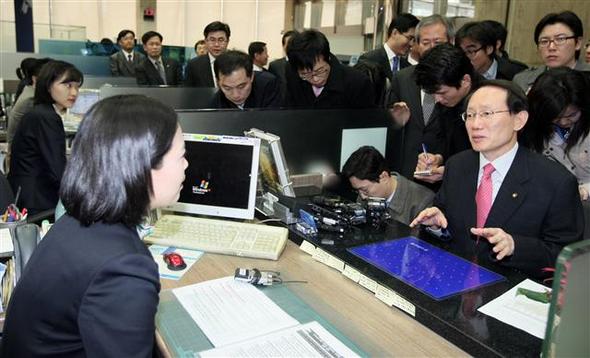 김종창 금융감독원장이 9일 오전 신한은행 본점을 방문해 영업부에서 상담직원과 이야기를 나누고 있다. 이날 김 원장의 현장 방문은 정부의 주요정책이 일선에 제대로 전파돼 실행되고 있는지 확인하고 이행을 촉구하기 위한 목적이었다.    연합뉴스