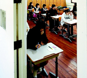 예비 고3들에게 이번 겨울방학은 대학수학능력시험을 효과적으로 준비해야 할 시기다. 사진은 지난해 수능시험을 치르는 모습이다. 
 박종식 기자 <A href="mailto:anaki@hani.co.kr">anaki@hani.co.kr</A>