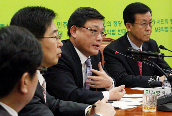 국회 외교통상통일위원회 민주당 간사인 문학진 의원(오른쪽 두번째)이 13일 오후 국회에서 열린 ‘국회 유린 및 야당 탄압 저지 대책위’ 첫 회의에서 한나라당이 한－미 자유무역협정 비준동의안을 외통위에 단독 상정할 때의 상황을 설명하고 있다.  강재훈 선임기자 khan@hani.co.kr